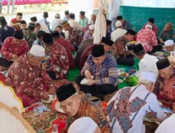 Penuh Keakraban, H Abdul Rahman Makan Bernampan Bersama Warga Kota Jambi