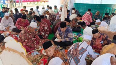 Penuh Keakraban, H Abdul Rahman Makan Bernampan Bersama Warga Kota Jambi