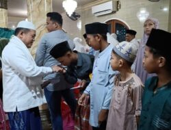 Safari Subuh di Masjid Baitul Mukhlisin Paal Merah, Al Haris Berikan Sembako dan Santuni Anak Yatim