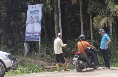 Lurah Teluk Dawan Diduga Nekat Pasang Sendiri Baliho RH