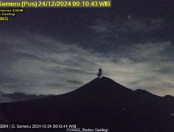 Semeru Erupsi Disertai Letusan Setinggi 900 Meter di Atas Puncak