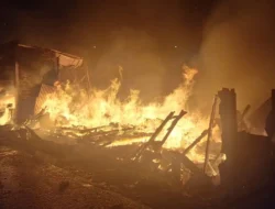 Atap Kantor Lurah dan Tiga Rumah Terbakar Gara-gara Petasan
