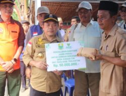 Al Haris Kunjungi Korban Kebakaran Sungai Itik dan Berikan Bantuan