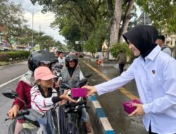 Jelang Berbuka Puasa, Dirkrimsus Polda Jambi Berbagi Takjil