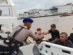 Gunakan Kapal Patroli, Polairud Polda Jambi Berbagi Takjil di Perairan Sungai Batanghari