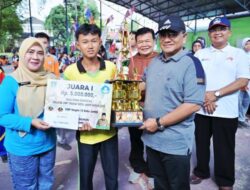 Walikota Maulana Serahkan Hadiah Kepada Ratusan Siswa SMP yang Harumkan Nama Kota Jambi 