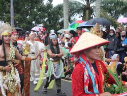 Semarak Pawai Pembangunan HUT RI ke-80 di Jambi: Gubernur Al Haris Ajak Masyarakat Perkuat Rasa Kebersamaan dan Bangga Budaya Daerah