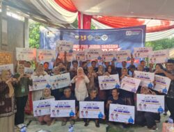Hj. Hesti Haris Serahkan 50 Unit Bantuan Bedah Rumah di Kota Jambi