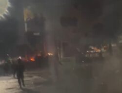 “DPR Sarang Koruptor” Sebut Demonstran yang Membuat Lalu Lintas Simpang BI Kota Jambi Lumpuh Total