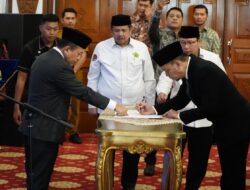 Lantik Pimpinan BAZNAS Periode 2025-2030, Gubernur Al Haris Dorong Pengelolaan Zakat Yang Baik Untuk Kesejahteraan Masyarakat