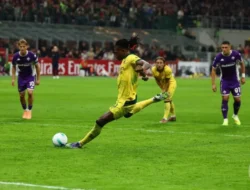 Dua Gol Rafael Leao Bawa AC Milan Kalahkan Fiorentina 2-1